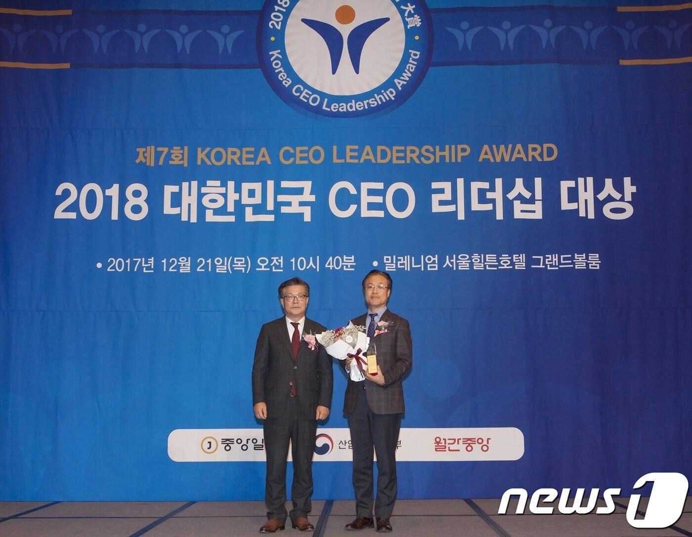 본문 이미지 - 지난 21일 '2018 대한민국 CEO 리더십 어워드'에서 토니모리 윤영로 부회장(오른쪽)이 혁신경영 부문 대상을 대리 수령하고 있다.  ⓒ News1