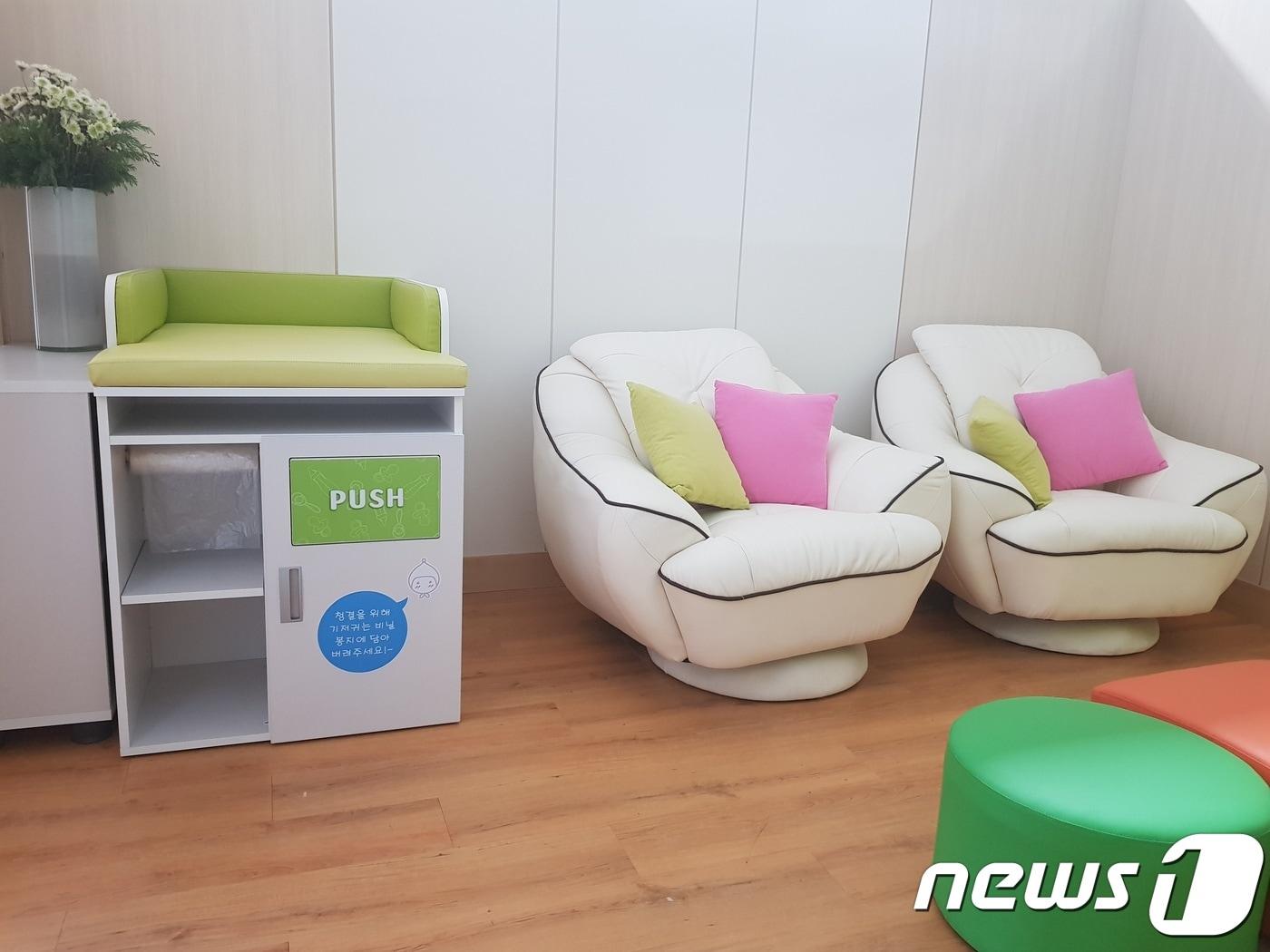 본문 이미지 - 천안시청 민원실에 설치된 수유실 내부 모습.ⓒ News1