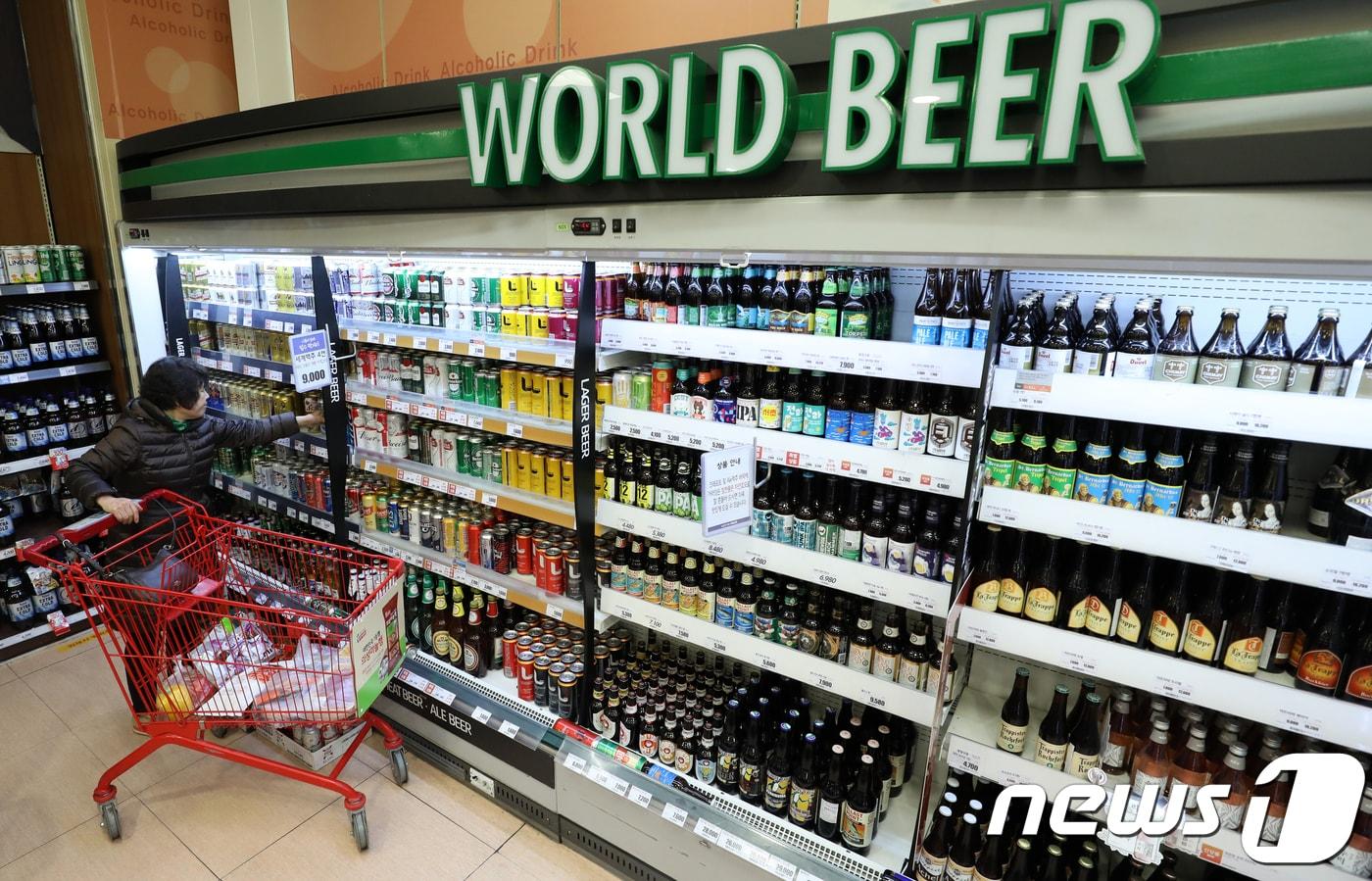 26일 오후 서울 시내의 한 대형마트에서 한 소비자가 수입맥주를 고르고 있다. 최근 1·2인 가구가 늘어나면서 대형마트 수입맥주 매출은 지난해보다 30%이상 증가했다. 2017.12.26/뉴스1 ⓒ News1 구윤성 기자