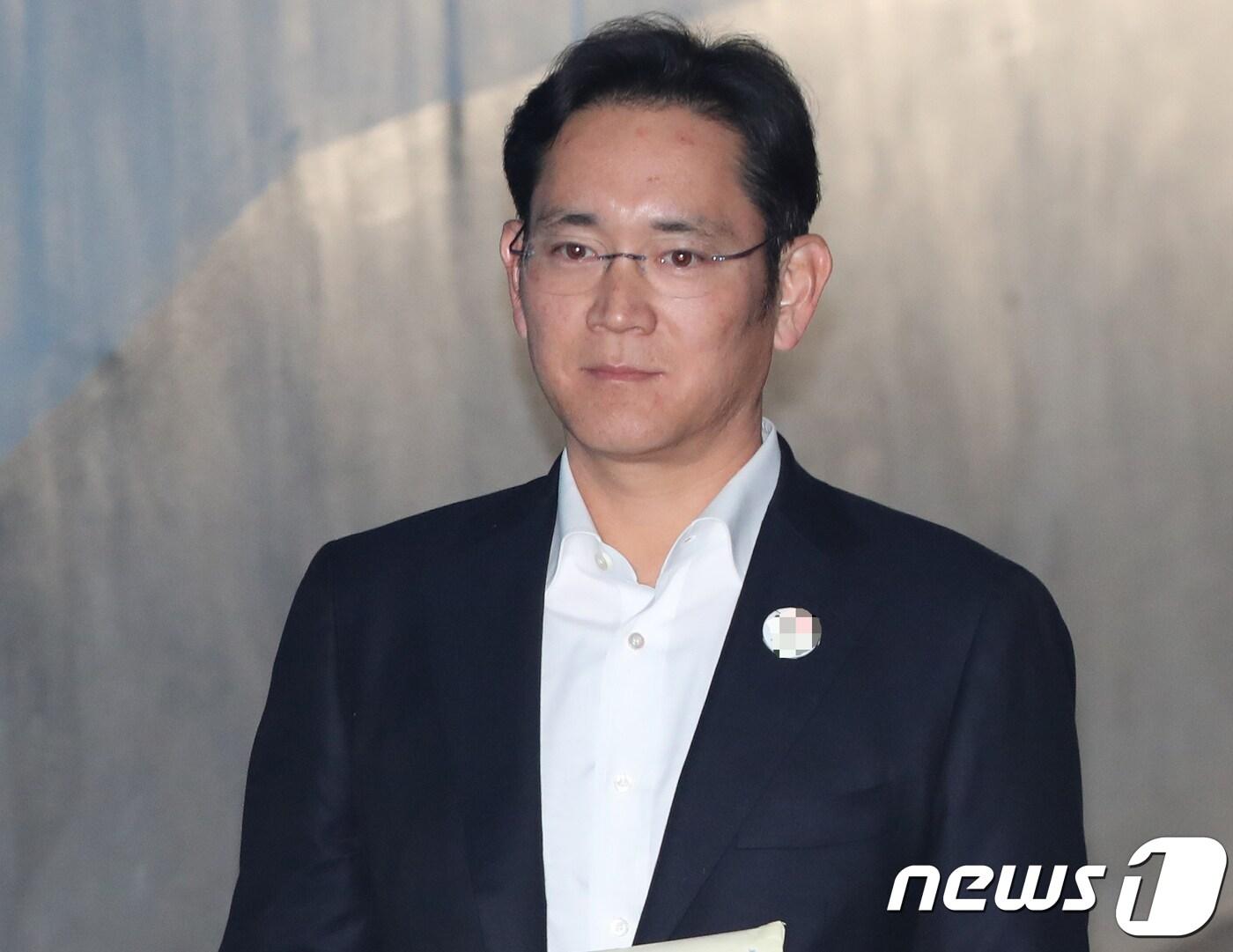 본문 이미지 - 이재용 삼성전자 부회장이 27일 오전 서울 서초구 서울고등법원에서 열린 삼성그룹 전·현직 임직원들의 뇌물공여 혐의 관련 항소심 재판에 출석하기 위해 호송차에서 내려 법정으로 향하고 있다. 2017.12.27/뉴스1 ⓒ News1 허경 기자