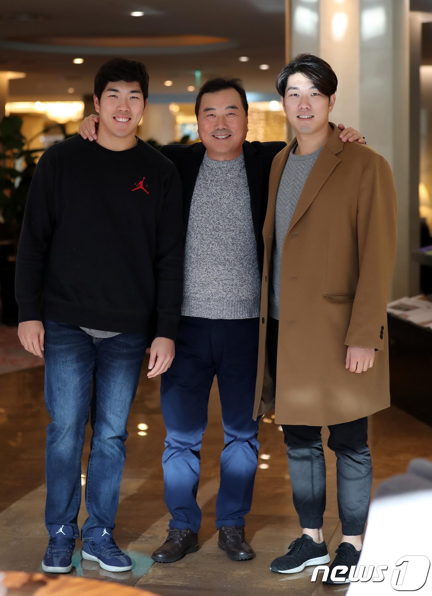 본문 이미지 - '삼부자 야구 패밀리' KIA 타이거즈 유민상(왼쪽부터), 유승안 경찰야구단 감독, KT 위즈 유원상. 2017.12.31/뉴스1 ⓒ News1 박지혜 기자