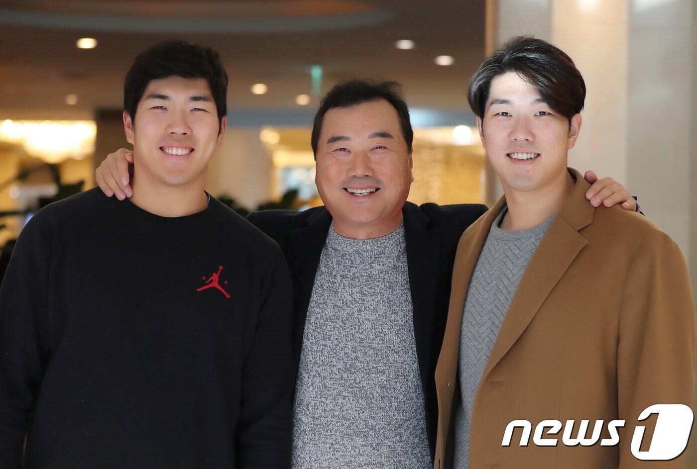 '삼부자 야구 패밀리' KIA 타이거즈 유민상(왼쪽부터), 유승안 전 경찰야구단 감독, KT 위즈 유원상. /뉴스1 ⓒ News1 박지혜 기자