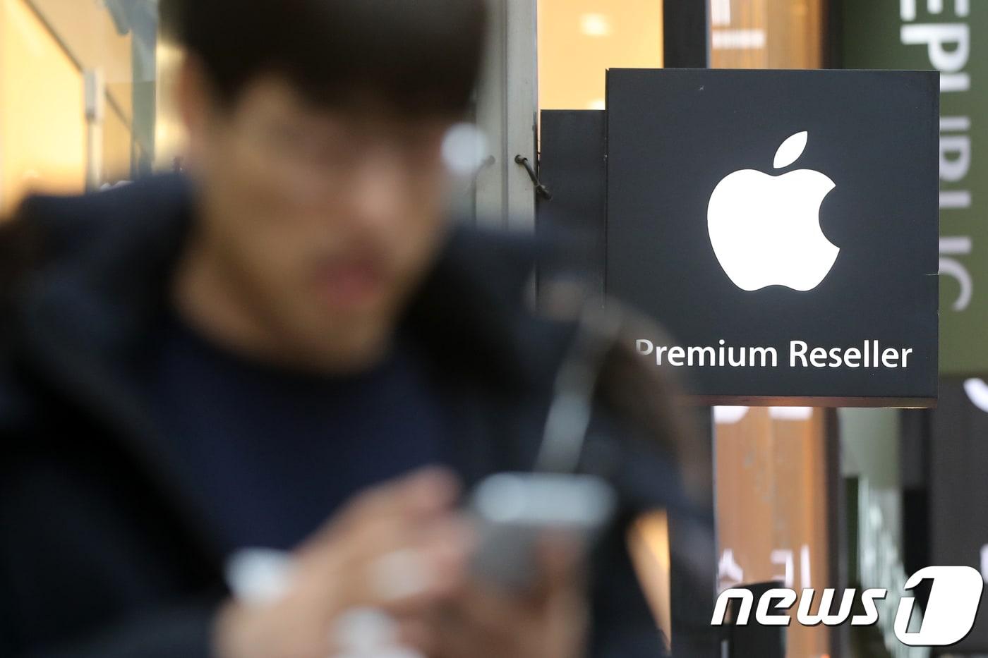 애플 '아이폰 고의 성능저하'로 해외는 물론 국내에서도 집단소송 움직임이 일고 있는 가운데 서울 시내의 아이폰 매장 앞에서 한 시민이 스마트폰을 살펴보고 있다.  2017.12.28/뉴스1 ⓒ News1 구윤성 기자