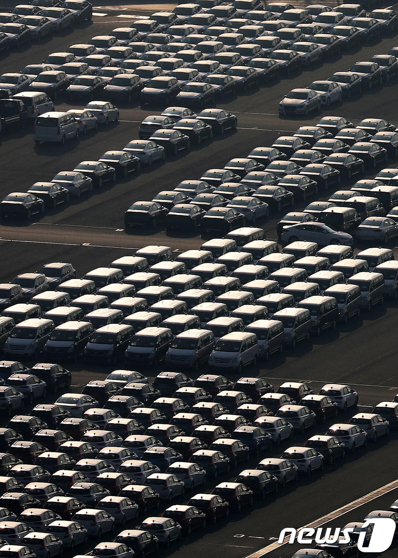 본문 이미지 -  현대자동차 울산공장에 수출을 위한 완성차들이 선적을 기다리고 있다. ⓒ News1 이윤기 기자