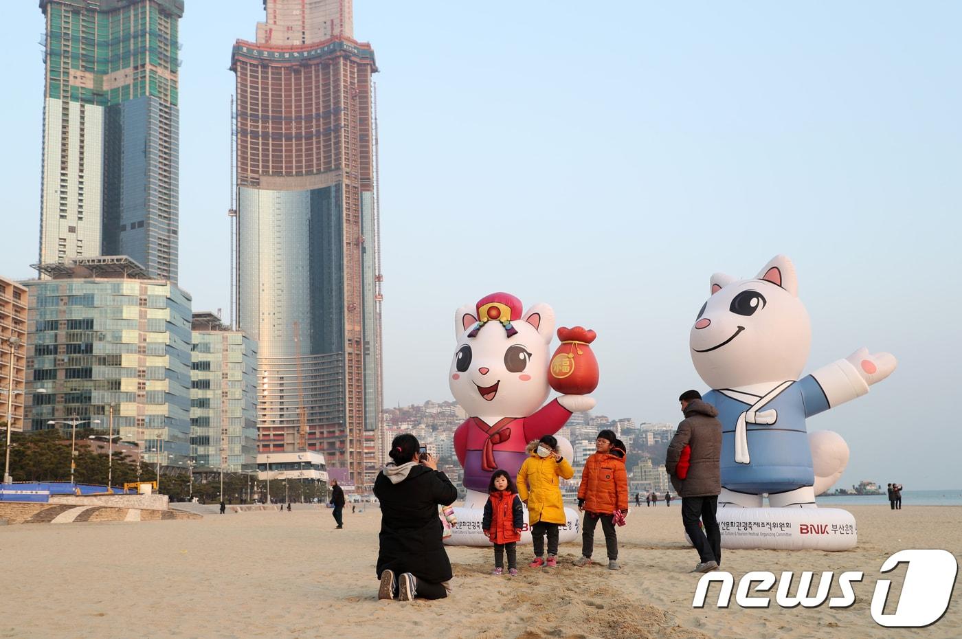 2018년 황금개띠 해에 부산 해운대해수욕장 백사장에 설치된 개 조형물. 2017.12.29/뉴스1 ⓒ News1 여주연 기자