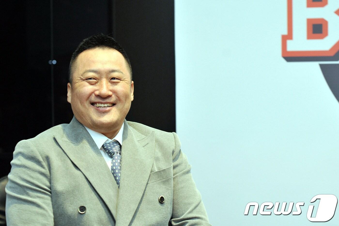 조인성 두산 베어스 코치가 3일 구단 팬 행사 '곰들의 모임 환담회' 참석에 앞서 인터뷰를 진행하고 있다.(두산 제공)ⓒ News1