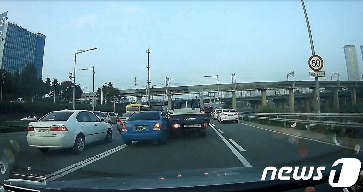 본문 이미지 - 보험사기단이 고의로 사고를 일으키는 장면.(혜화경찰서 제공) ⓒ News1