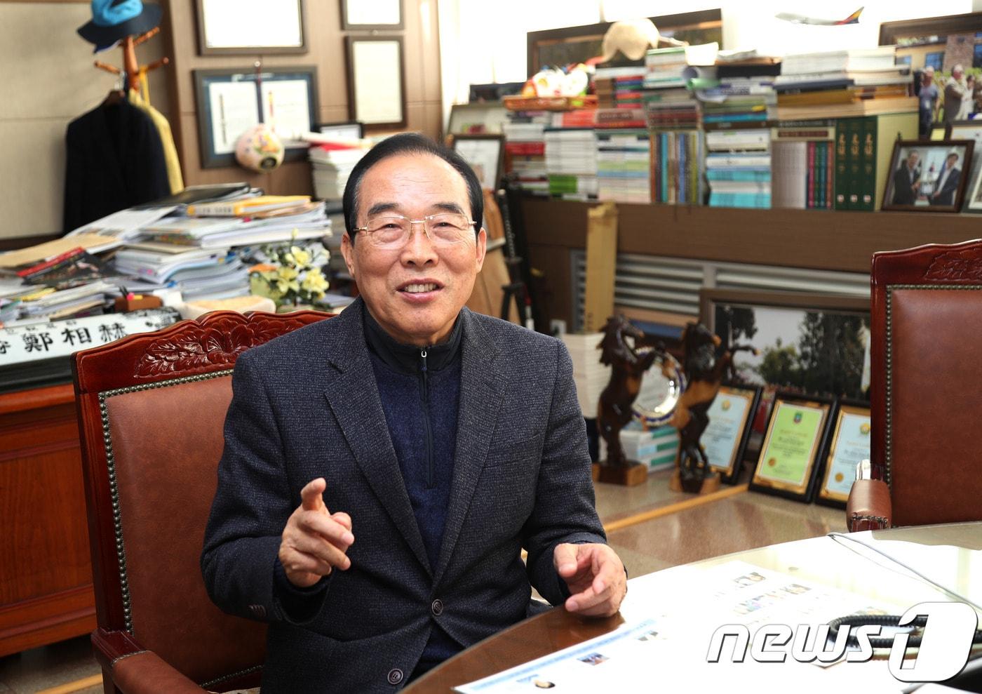 본문 이미지 - 신년 인터뷰 하는 정상혁 보은군수 /ⓒ News1