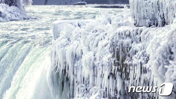 본문 이미지 - 얼어붙은 나이아가라 폭포. (CBS 갈무리) ⓒ News1