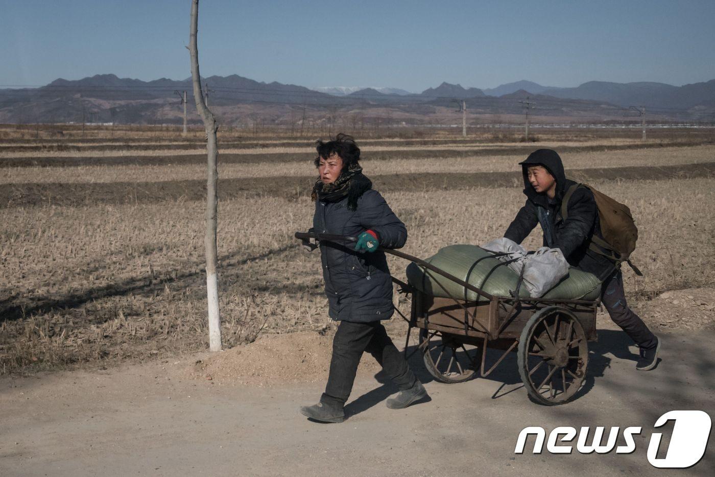 지난 11월 19일 촬영된 북한 길주군 주민들 모습. ⓒ AFP=뉴스1