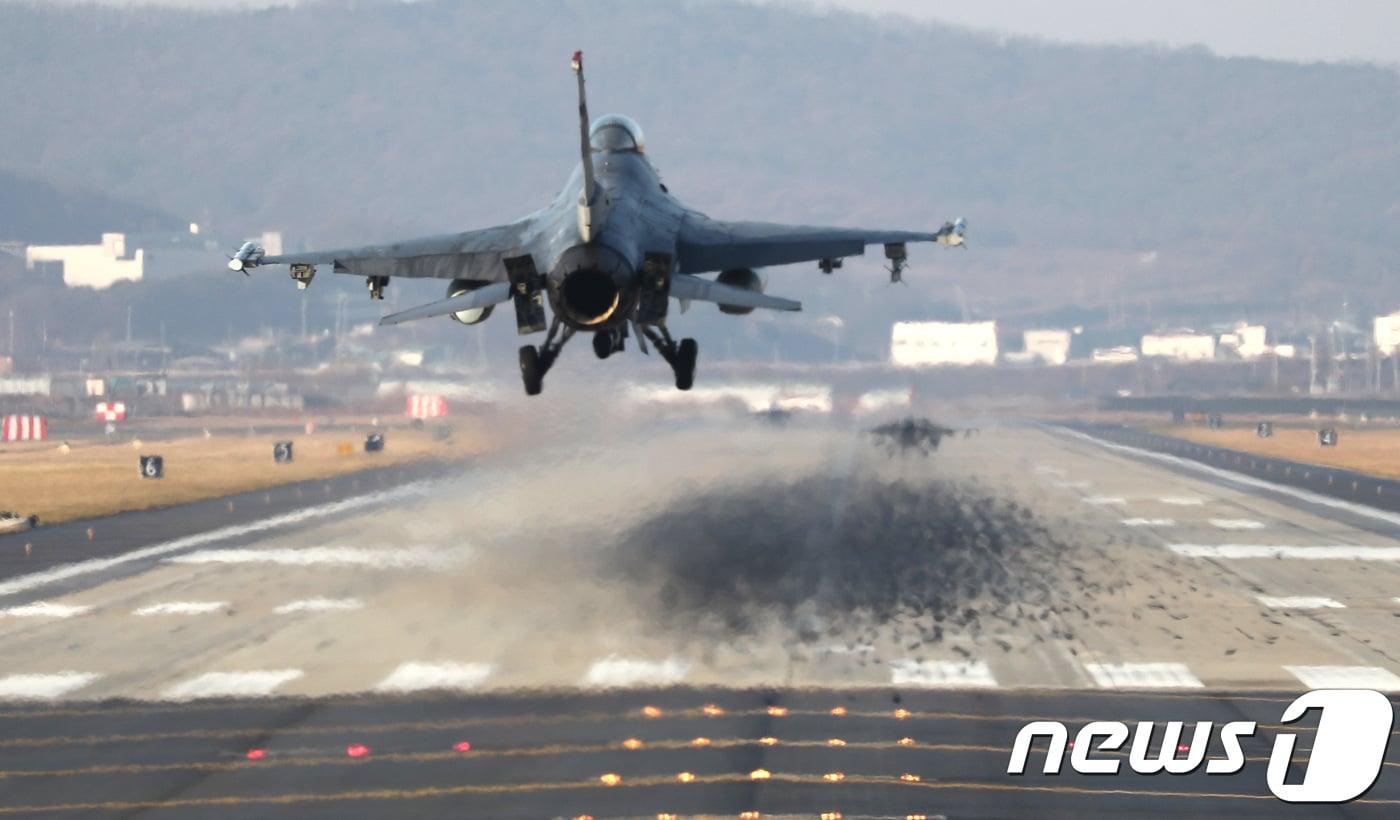 본문 이미지 - 공군 F-16 전투기.  ⓒ 뉴스1 오장환 기자