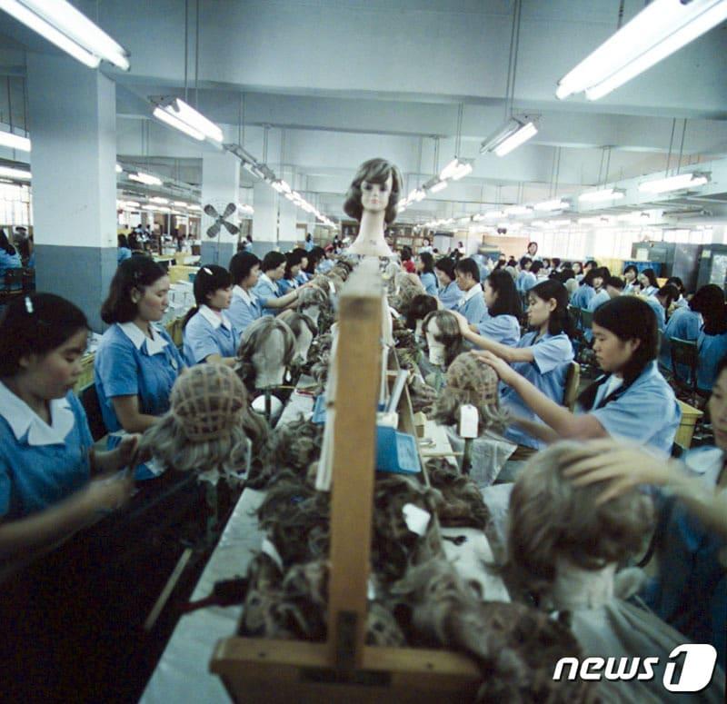 본문 이미지 - 가발공장(사진은 기사 내용과 무관함)(국가기록원) / 뉴스1 ⓒ News1