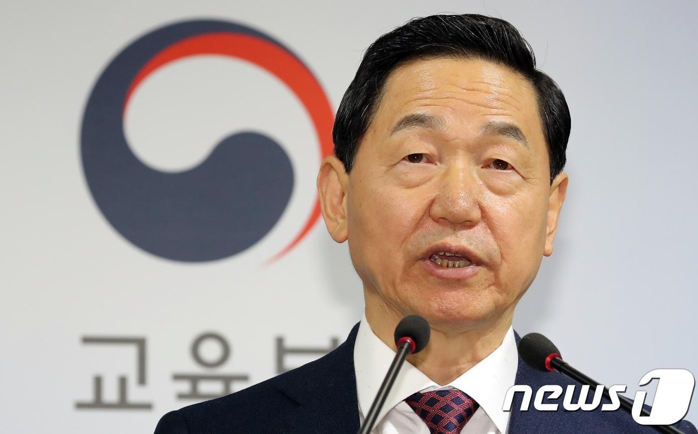 김상곤 사회부총리 겸 교육부 장관이 4일 정부세종청사 교육부 브리핑실에서 '제5차 특수교육발전 5개년 계획'을 발표하고 있다. 2017.12.4/뉴스1 ⓒ News1 장수영 기자