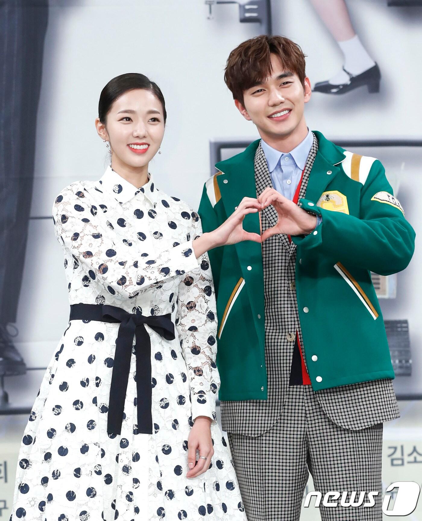 본문 이미지 - 배우 채수빈, 유승호(오른쪽)가 4일 오후 서울 상암 MBC 골든마우스홀에서 열린 MBC 수목미니시리즈 ‘로봇이 아니야’ 제작발표회에 참석해 포즈를 취하고 있다. 2017.12.04./뉴스1 ⓒ News1 권현진 기자