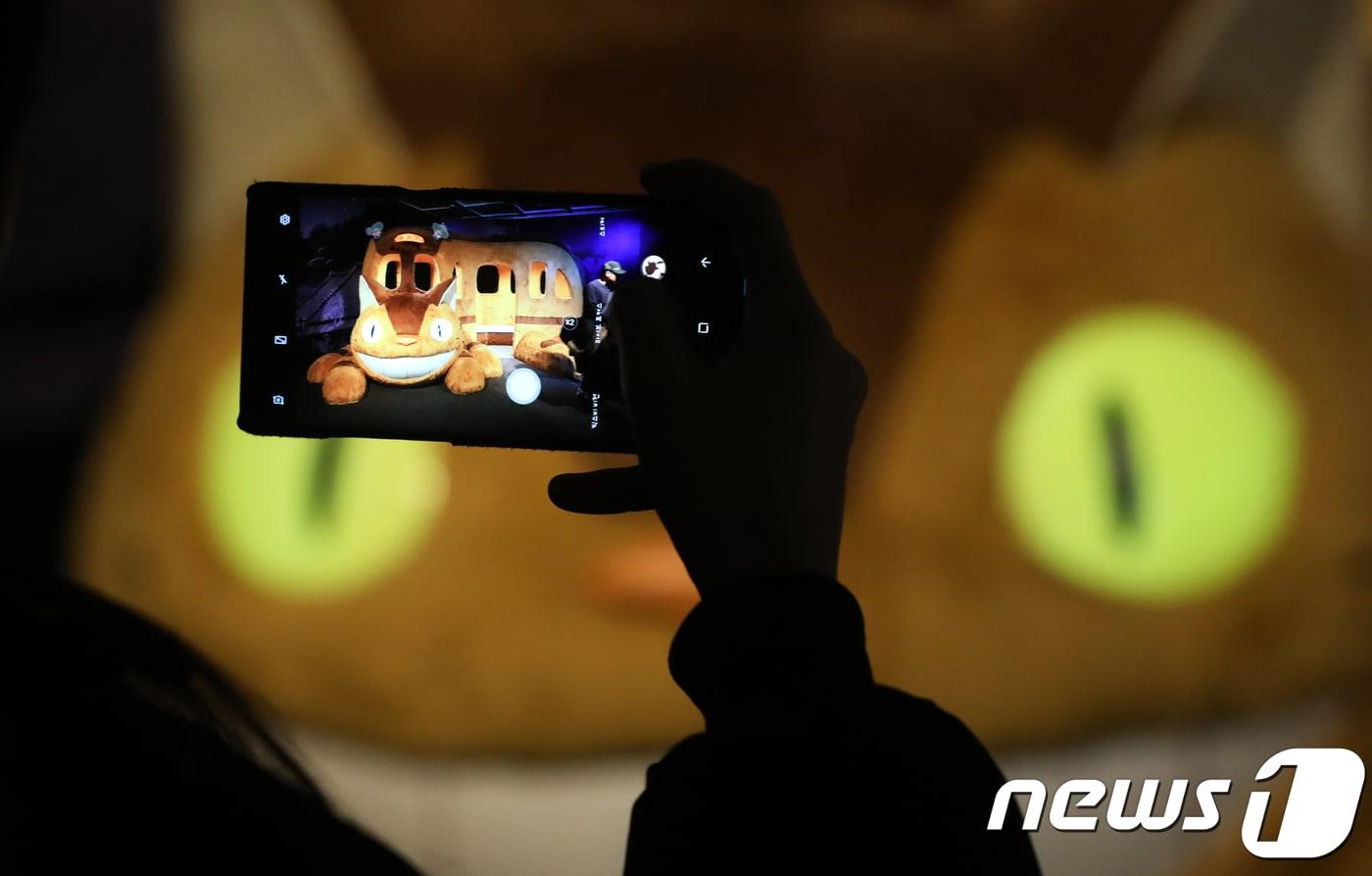 서울 종로구 세종문화회관 미술관에서 열린 &#39;스튜디오 지브리 대박람회&#39;에서 한 관람객이 미야자키 하야오 감독의 애니메이션에 나오는 캐릭터를 스마트폰 카메라에 담고 있다. &#40;사진은 기사 내용과 무관함&#41; 2017.12.5/뉴스1 ⓒ News1 구윤성 기자