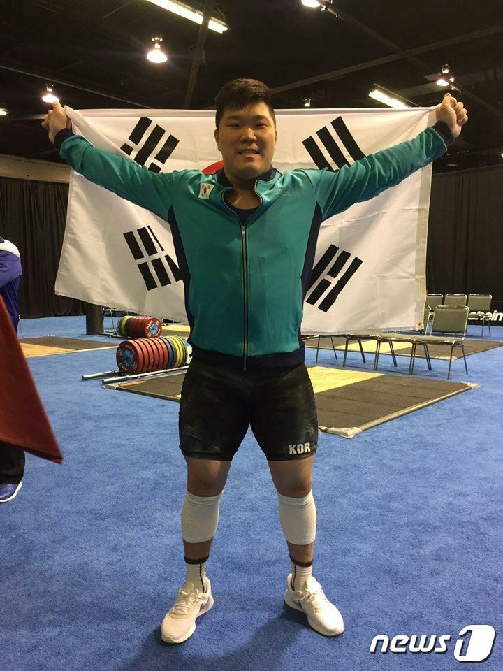 본문 이미지 - 남자 역도 서희엽(25·수원시청)이 세계역도선수권대회에서 금메달을 목에 걸었다. (대한역도연맹 제공) ⓒ News1