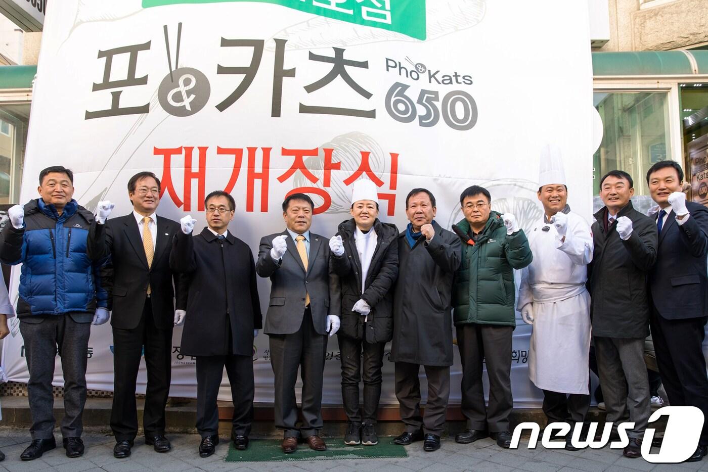 본문 이미지 - 장학도 강원랜드희망재단 이사장과 신주호 정선군 부군수, 이영화 ‘포앤카츠650’ 사장, 홍성길 한국외식업중앙회정선군지부장을 비롯한 관계자들이 5일 강원 정선군 사북읍에서 열린 ‘정·태·영·삼 맛캐다’ 프로젝트의 1호점 ‘포앤카츠650’ 개장식에서 기념촬영을 하고 있다. (강원랜드 제공) 2017.12.5/뉴스1 ⓒ News1