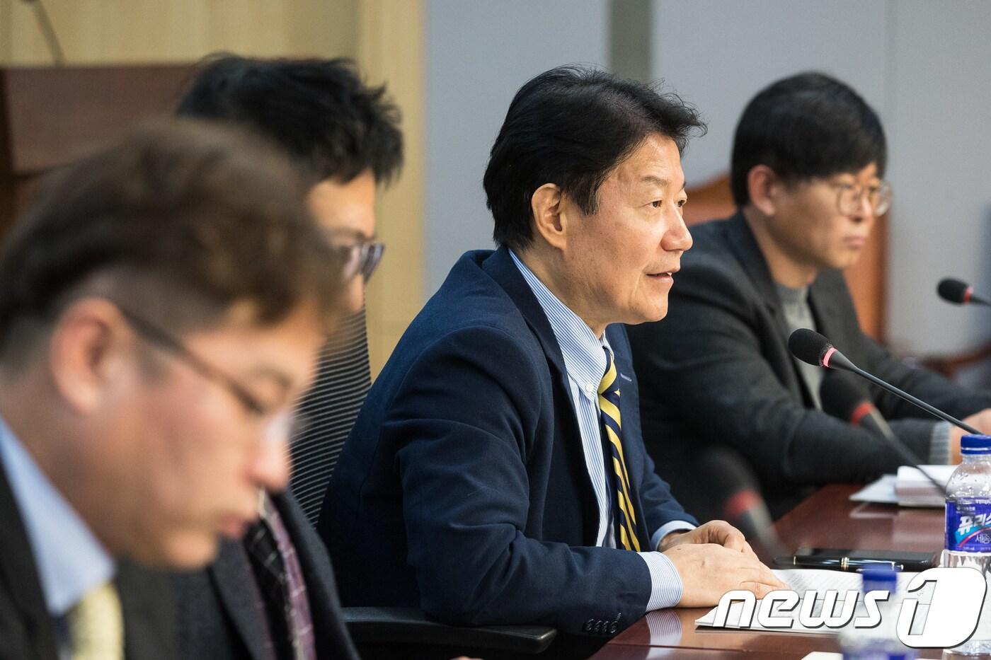 본문 이미지 - 우희종 서울대 수의과대학장이 6일 올바른 반려동물 문화 확산을 위한 '반려인 천만시대' 펫티켓 이대로 좋은가 국회토론회에서 '반려동물인구 1천만시대의 진정한 펫티켓'을 주제로 발제하고 있다. 2017.12.6/뉴스1 ⓒ News1 유승관 기자