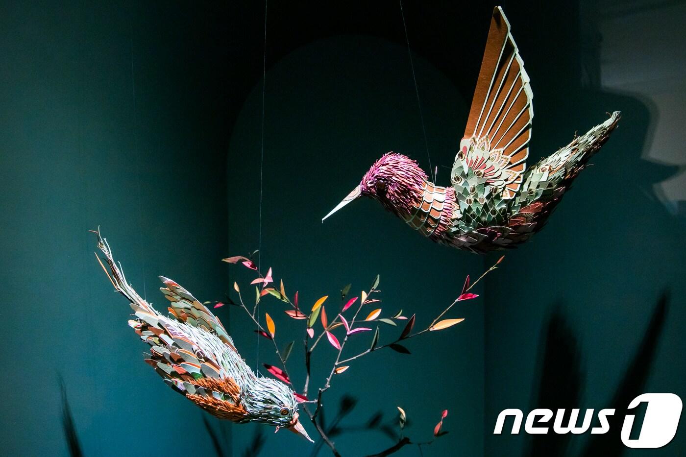 그룹 '짐앤주'가 제작한 종이공예 '호기심 상자' 전시 모습이다. 기획전 '페이퍼, 프레즌트: 너를 위한 선물'은 종이를 소재로 다양한 공예품을 선보인다. 2017.12.6/뉴스1 ⓒ News1 박정환 기자