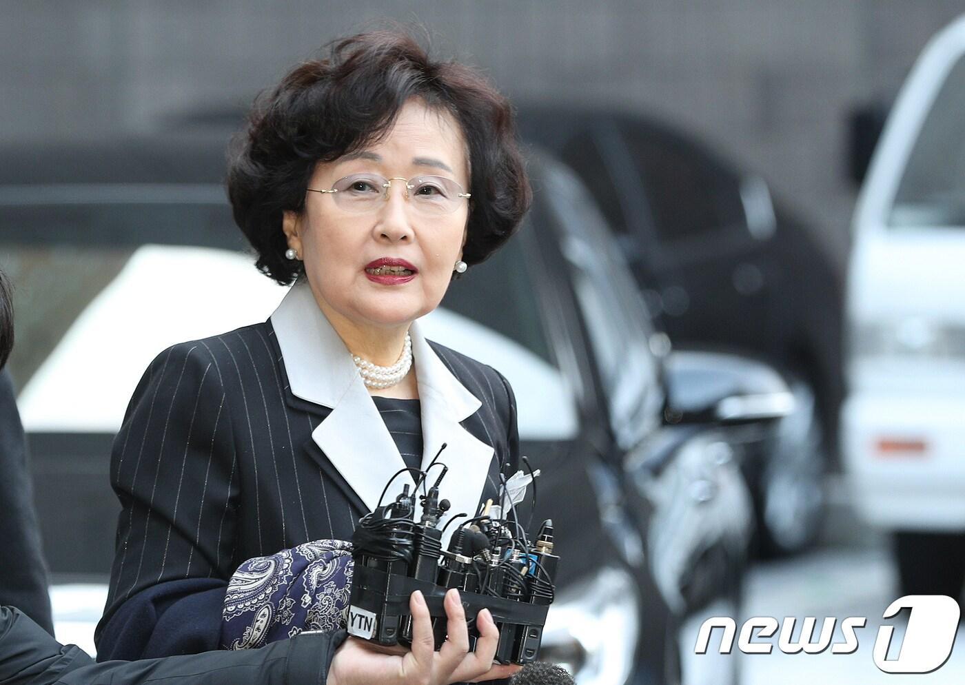 본문 이미지 - 김명자 한국과학기술단체총연합회 회장이 6일 오후 서울 서초구 서울중앙지검에 피해자 신분으로 출석하고 있다. 2017.12.6./뉴스1 ⓒ News1 신웅수 기자