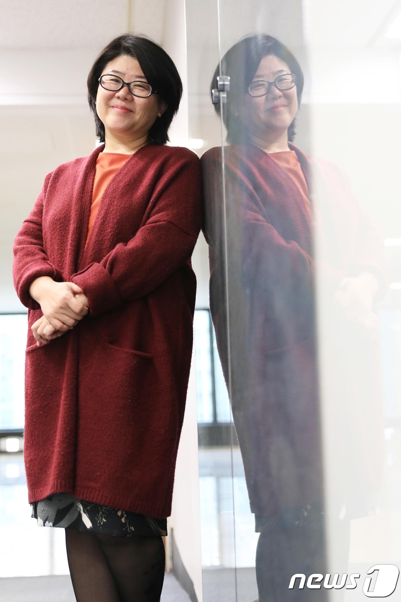 본문 이미지 - 배우 이정은이 6일 오후 서울 종로구에 위치한 뉴스1 본사를 찾아 인터뷰에 앞서 포즈를 취하고 있다. 2017.12.6/뉴스1 ⓒ News1 임세영 기자