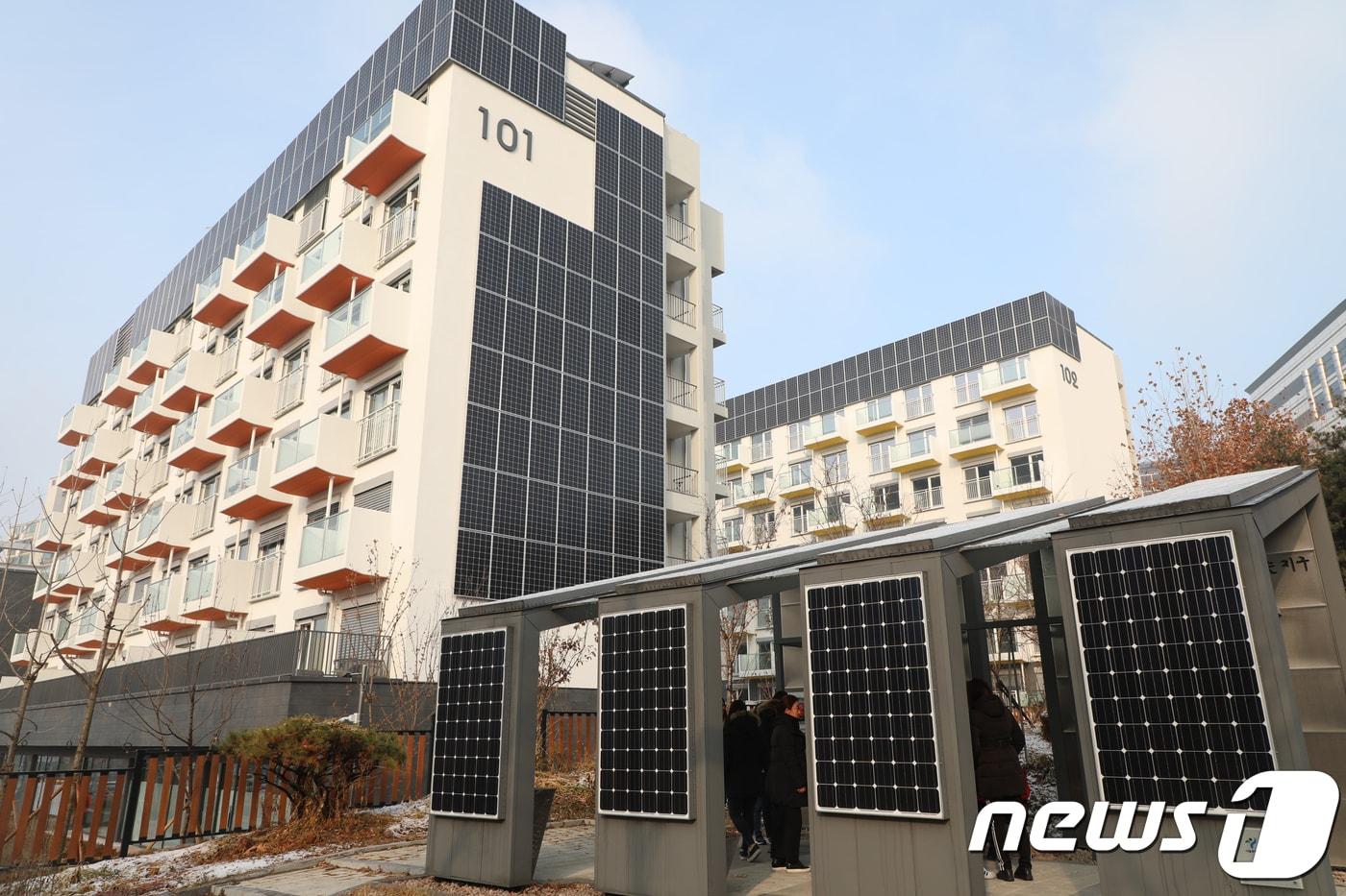 태양광 패널이 달려있는 공동주택.(사진은 기사 내용과 무관함) / 뉴스1 ⓒ News1
