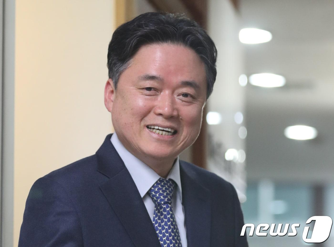 본문 이미지 - 최승호 뉴스타파 PD가 7일 서울 영등포구 여의도 방송문화진흥회 사무실에서 열린 MBC 사장 후보 면접을 마치고 미소를 짓고 있다.2017.12.7/뉴스1 ⓒ News1 송원영 기자