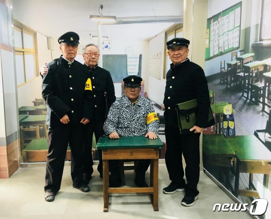 본문 이미지 - 영등포구 구립 모랫말어르신복지센터에 문을 연 '추억의 영등포'에서 어르신들이 교복을 빌려 입고 기념촬영을 하고 있다.(영등포구 제공) ⓒ News1