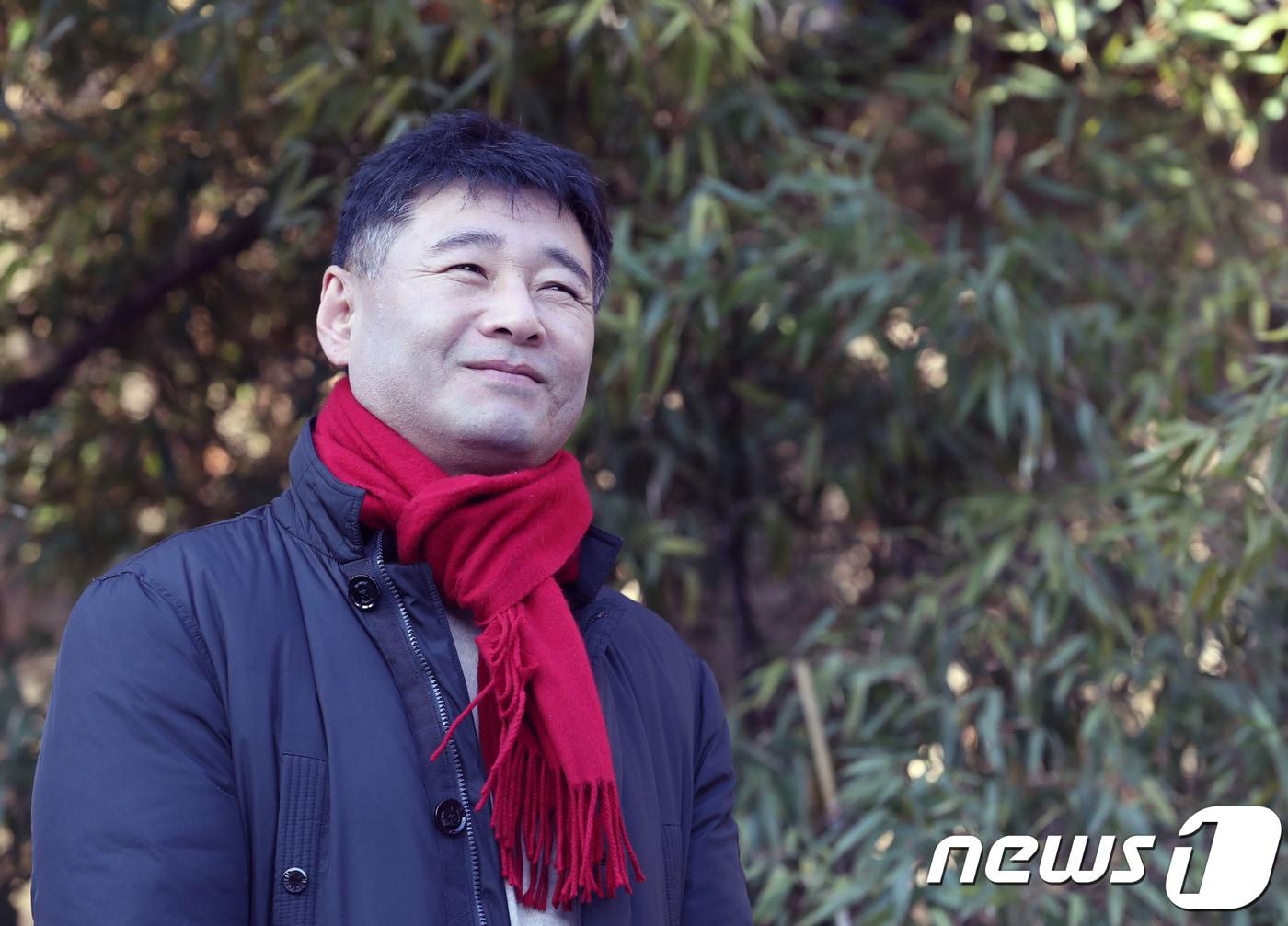 본문 이미지 - 장석남 시인이 8일 서울 성북구 한 카페 정원에서 뉴스1과 인터뷰를 앞두고 포즈를 취하고 있다. 2017.12.8/뉴스1 ⓒ News1 송원영 기자