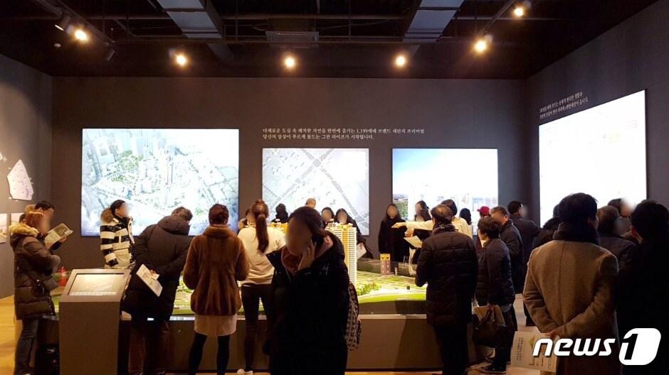 본문 이미지 - 'e편한세상 송파 파크센트럴' 모델하우스를 찾은 방문객들의 모습ⓒ News1