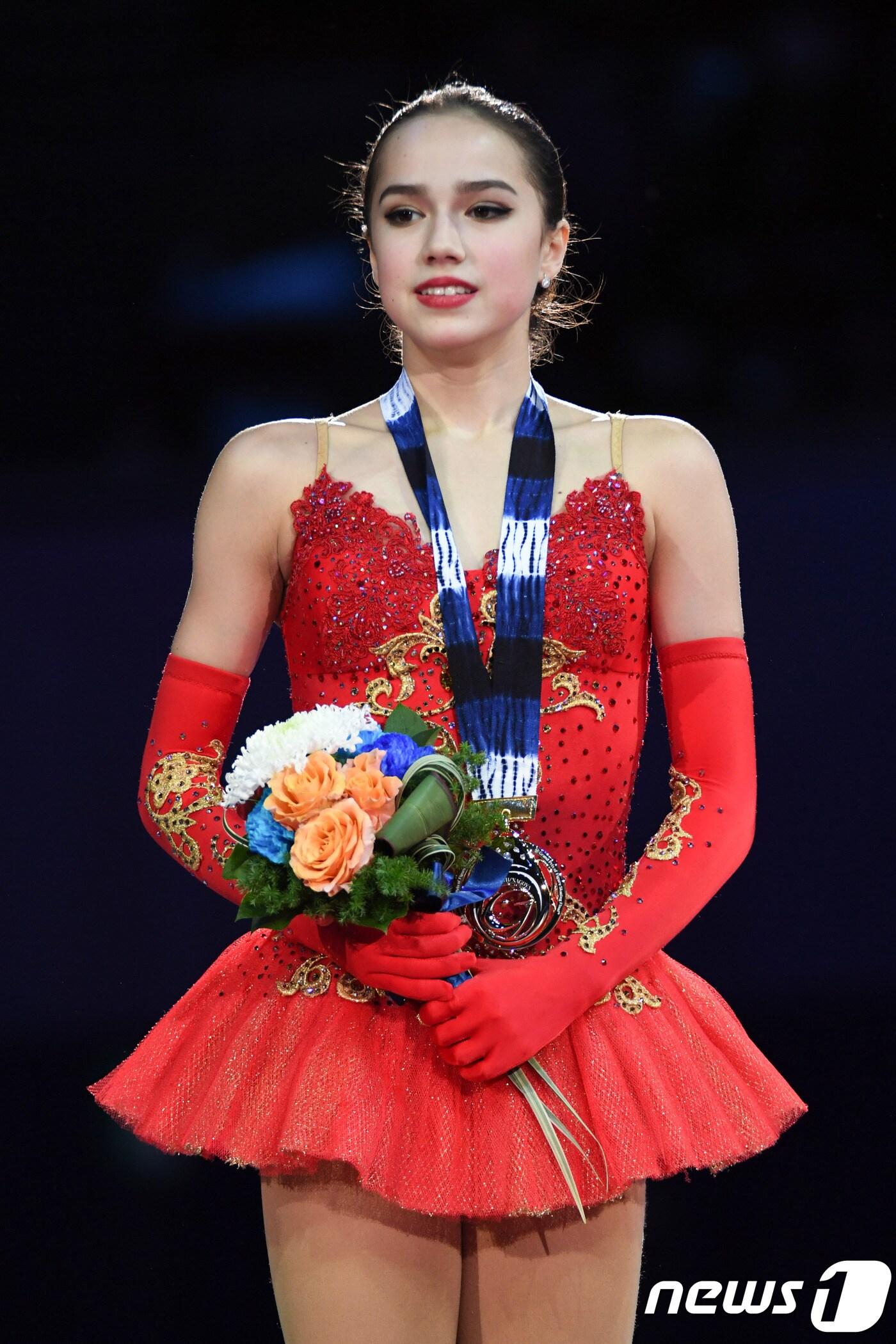 본문 이미지 - 러시아의 피겨 신예 알리나 자기토바가 9일 일본 나고야에서 열린 2017-18 국제빙상경기연맹(ISU) 그랑프리 파이널 여자 싱글 부문에서 우승을 차지했다. ⓒ AFP=News1