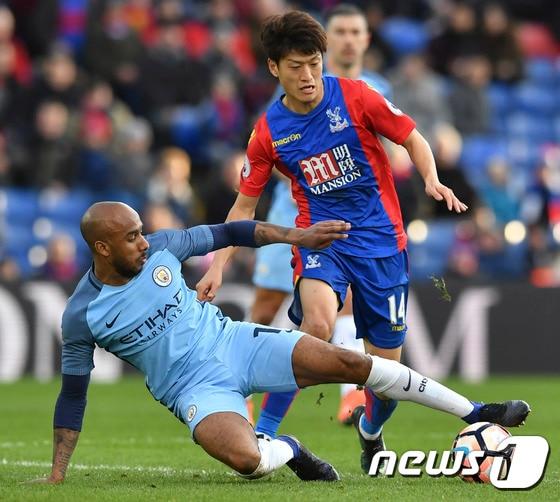 본문 이미지 - '위기의 남자' 크리스털 팰리스의 이청용(오른쪽)./  ⓒ AFP=News1
