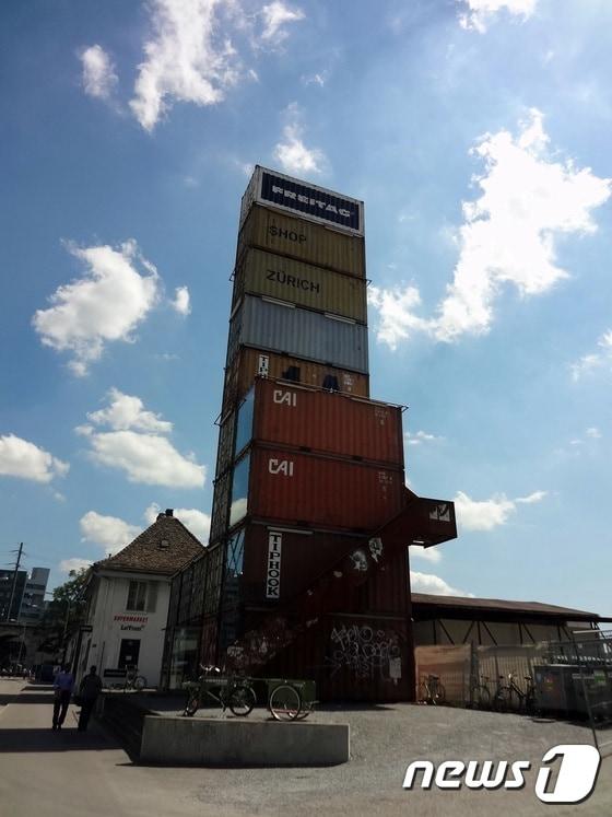 본문 이미지 - 컨테이너 박스 9개를 쌓아 올린 프라이탁 취리히 본사.ⓒ News1 윤슬빈 기자