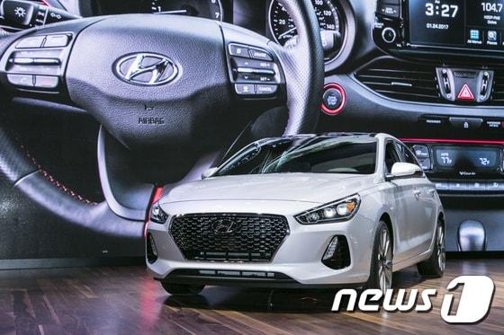 본문 이미지 - 9일(현지시간) 미국 시카고 맥코믹 센터에서 열린 '2017 시카고 모터쇼' 현대자동차 부스에 엘란트라GT(국내명 신형 i30)가 전시돼 있다. (현대차 제공) 2017.2.10/뉴스1