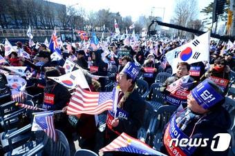 본문 이미지 - 계엄령선포촉구 범국민연합 회원들이 10일 오후 서울 용산 전쟁기념관 앞에서 열린 탄핵기각 및 계엄 선포 촉구 범국민대회에서 태극기와 성조기 등을 흔들며 애국가를 부르고 있다. 2017.2.10/뉴스1 ⓒ News1 박정호 기자