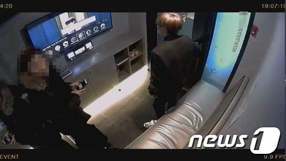 본문 이미지 - 코인노래방에 현금을 훔치러 들어간 10대가 노래방 내부 CCTV 위치를 확인하고 있다. ⓒ News1