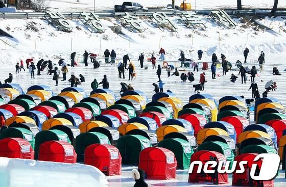 본문 이미지 - 강원도 평창군 진부면 오대천 일원에서 열리고 있는 평창송어축제 마지막날인 12일 오전 축제장을 관광객들이 얼음낚시를 하며 마지막 겨울축제를 즐기고 있다.(평창군 제공)2016.2.12/뉴스1 ⓒ News1