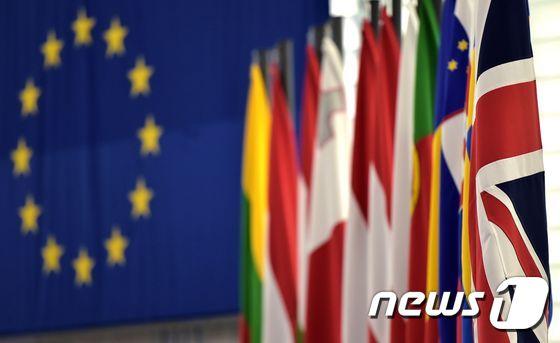 본문 이미지 - 유럽연합(EU)을 상징하는 유럽기와 EU 회원국 국기들. (자료사진) ⓒ AFP=뉴스1