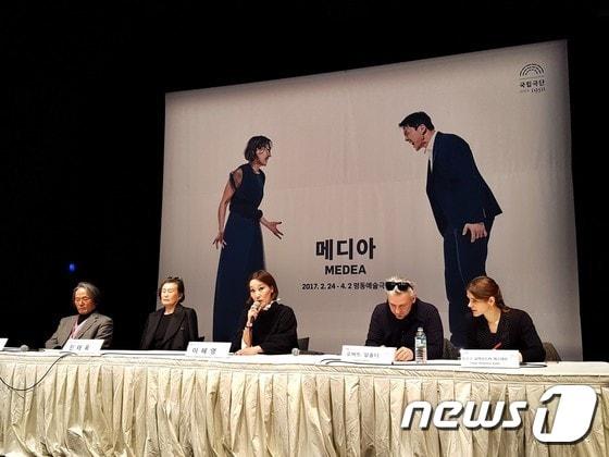 본문 이미지 - 연극 '메디아' 기자간담회장. 김윤철 국립극단 예술감독(왼쪽부터) 진태옥 의상디자이너 이혜영 배우, 로버트 알폴디 연출 ⓒ News1