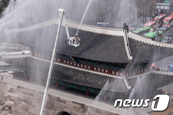 본문 이미지 - 서울 중구 남대문로 숭례문에서 중부소방서와 숭례문 자위소방대 등 유관기관이 합동 소방훈련을 하고 있다. 2017.2.13/뉴스1 ⓒ News1 유승관 기자