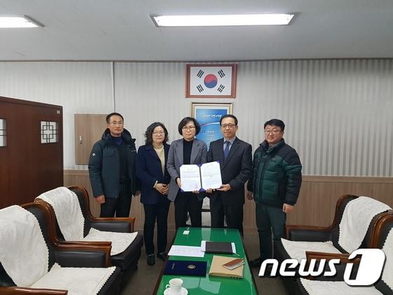 본문 이미지 - 대전대문중학교와 대전중구청 관계자들이 업무협약을 맺고 기념사진 촬영을 하고 있다.ⓒ News1