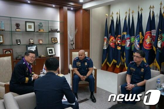 본문 이미지 - 김귀찬 경찰청 차장이 필리핀 경찰의 한인 사업가 지모씨 납치·살해사건과 관련, 14일 필리핀 경찰청을 찾아 로날드 델라 로사 경찰청장을 만나 '한-필리핀 경찰 고위급 회담'을 갖고 있다.(경찰청제공)ⓒ News1