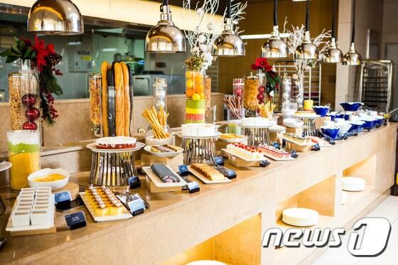 본문 이미지 - 14일 대명리조트는 엠블호텔 고양이 뷔페레스토랑 ‘쿠치나M’의 주중 런치 메뉴를 전면 리뉴얼했다고 밝혔다.ⓒ News1