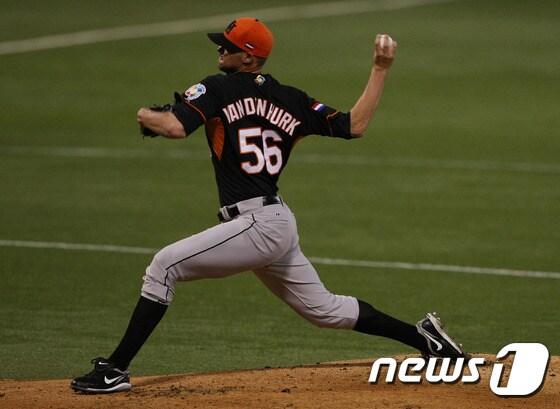 본문 이미지 - 2009 WBC 네덜란드 대표로 경기에 나선 릭 밴덴헐크. ⓒ AFP=News1