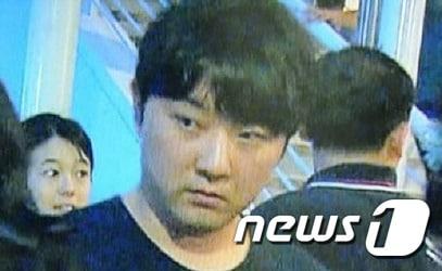 본문 이미지 - 김정은 북한 노동당 총비서의 친형인 김정철. 피살된 김정남이 고(故) 김정일 국방위원장의 첫 번째 부인 성혜림의 아들인 것과 달리 김정철은 김정은 총비서 생모인 고영희의 아들이다. ⓒ 뉴스1 DB