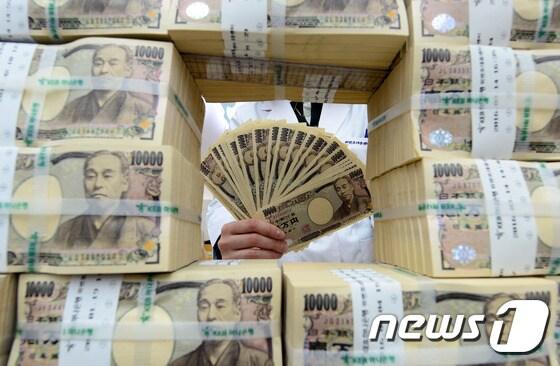 본문 이미지 - 엔화 지폐/ 2017.2.15/뉴스1 ⓒ News1 최현규 기자