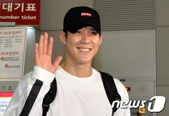 본문 이미지 - '마린보이' 박태환이 15일 인천국제공항을 통해 호주 시드니로 전지훈련을 떠났다. 2017.2.15/뉴스1 ⓒ News1 박지혜 기자