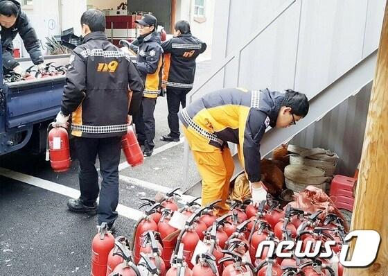 본문 이미지 - 노후소화기 수거 폐기작업(괴산소방서 제공)