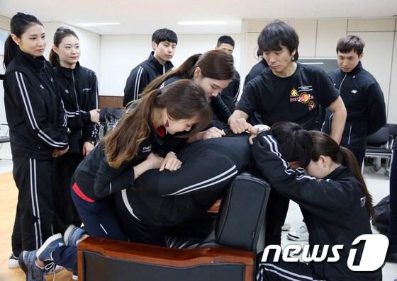 본문 이미지 - 이스타항공 객실승무원들이 16일 오전 서울 강서구 경찰42기동대에서 기내안전을 위한 호신술 훈련을 받고 있다. (이스타항공 제공) 2017.2.16/뉴스1