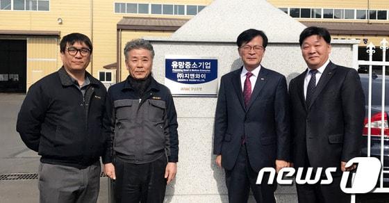 본문 이미지 - BNK경남은행 김세준 본부장(오른쪽 두번째)이 16일 ㈜지앤와이를 방문해 손판수 대표이사(왼쪽 두번째)에게 유망중소기업 인증서를 전달한 후 기념촬영하고 있다.(경남은행 제공)2017.2.16./뉴스1ⓒ News1